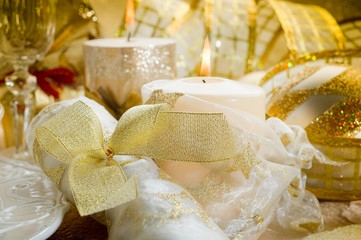 candle on luxury gold xmas table-tavola natalizia dorata