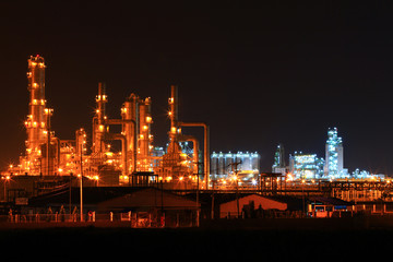 Fototapeta na wymiar krajobrazu rafinerii ropy zakładu petrochemicznego w nocy