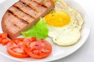 Sliced grilled ham with egg and vegetables