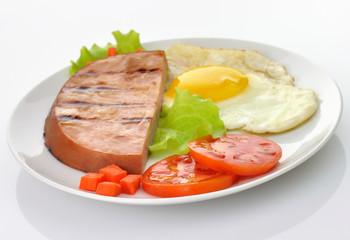 Sliced grilled ham with egg and vegetables