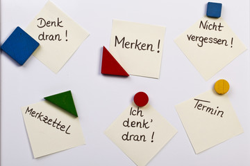 Merkzettel auf Tafel