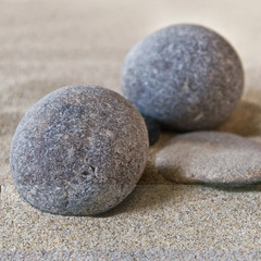 galets zen dans le sable