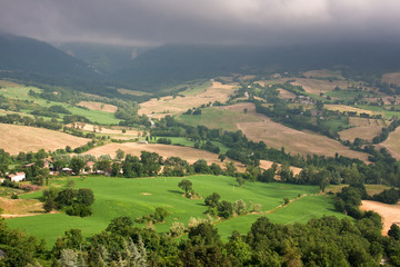 Fototapeta premium Landschaft in den Marken, Italien, mit Nebel am Horizont