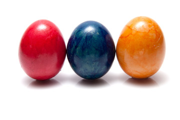 drei stehende farbige Eier auf weissem Hintergrund