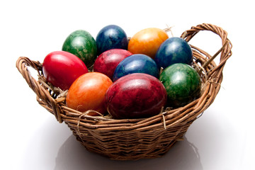 farbige Eier im Korb