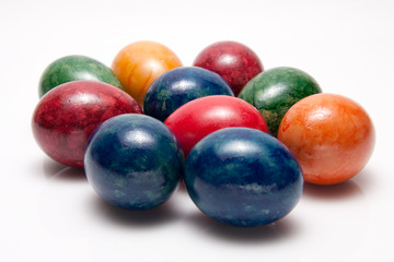 bunte gefärbte Eier auf weissem Hintergrund