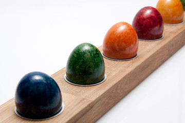 farbige Eier aufgereiht