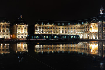 Place de la Bourse et tramway de nuit à Bordeaux
