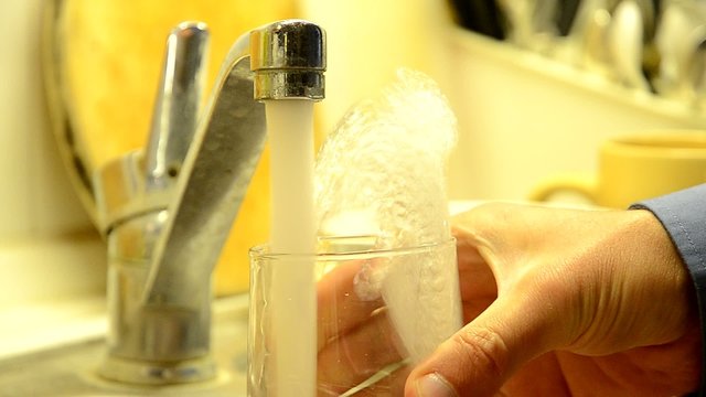 Glas Wasser f&uuml;llen