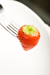 fragola su sfondo astratto