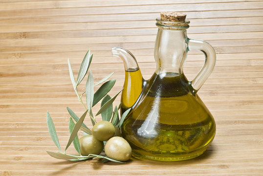 Aceitera con aceite virgen extra.