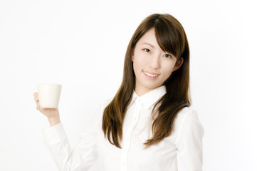 コーヒーを飲む女性社員