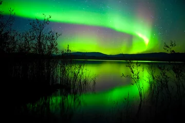 Fotobehang Noorderlicht Noorderlicht gespiegeld op meer