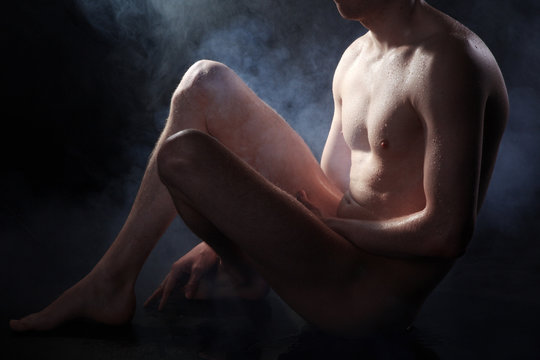 Verdeckter nackter Mann im Scheinwerfer Licht und Nebel Portr&auml;t