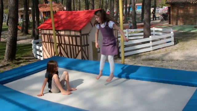 sauter sur le trampoline