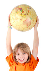 Enfant souriant tenant le globle à bout de bras