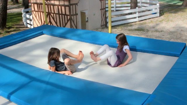 faire la plouf sur le trampoline