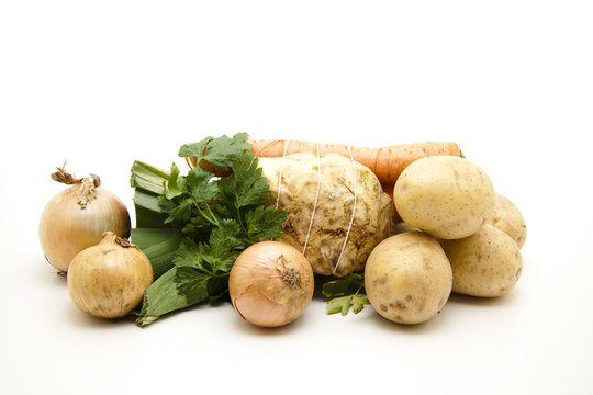 Suppengemüse und Kartoffeln mit Zwiebel