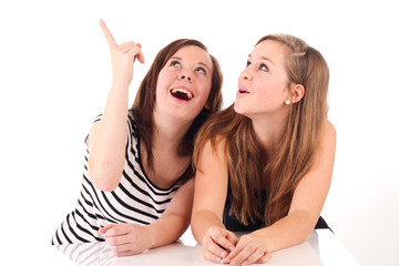 Mädels nach oben zeigend