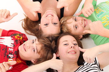 Gesichter Jugendliche liegend