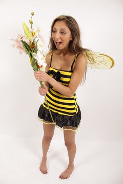 Ein s&uuml;&szlig;es Bienchen mit einem Strau&szlig; Blumen