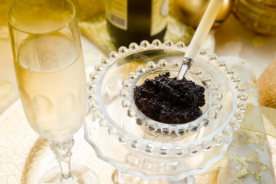 caviar and champagne.-caviale e champagne
