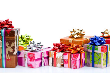 Paquets cadeaux sur fond blanc