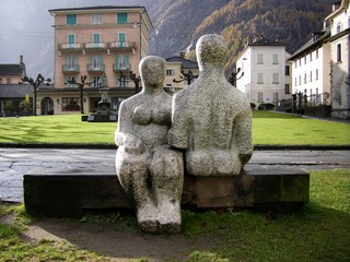 Sitzendes Paar, Steinskulptur in Cevio