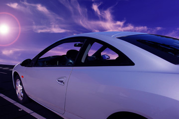Obraz na płótnie Canvas Auto in autostrada al tramonto