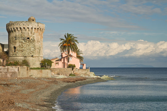 plage et tour genoise corse (village de miomo)