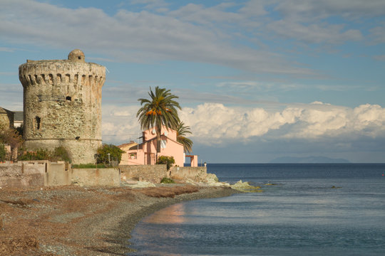 tour genoise et plage corse (village de miomo)