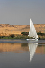 Felouque sur le Nil au bord du désert