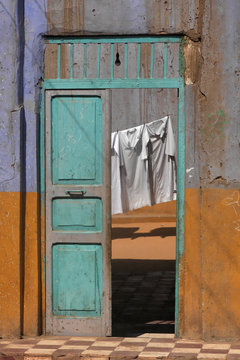 Porte et cour dans un village nubien