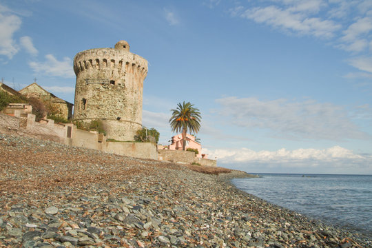 tour genoise et plage corse (village de miomo)