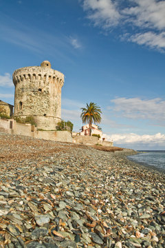 tour genoise et plage corse (village de miomo)