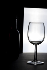 Weinglas und Flasche