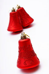 rote weihnachtskugeln glöckchen