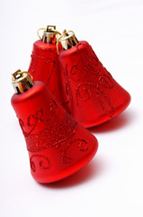 rote weihnachtskugeln glöckchen