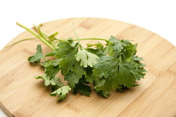 Petersilie auf Holzteller