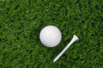 Cercles muraux Sports de balle Golf ball and tee on grass