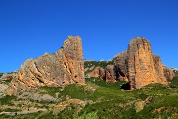 Fototapeta na wymiar Mallos de Riglos góry ikona kształt w Huesca