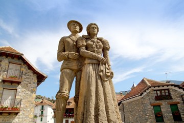 Fototapeta na wymiar Cheso tyraditional kostium statua Hecho Pyrenees