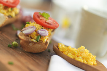 Scrambled eggs with baguette