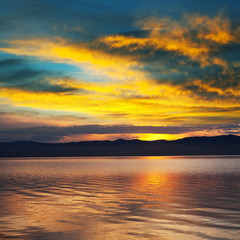 Fototapeta na wymiar Jezioro na zachód słońca