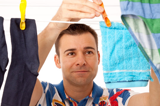 Mann - Hausmann beim Wäsche aufhängen - Hausarbeit