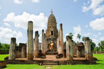 Obraz premium ancient seated buddha staue in the temple ruins of sukhothai in