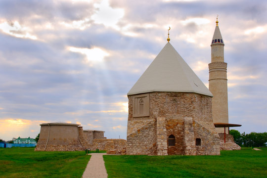 East mausoleum and the Cathedral mosque on a decline.