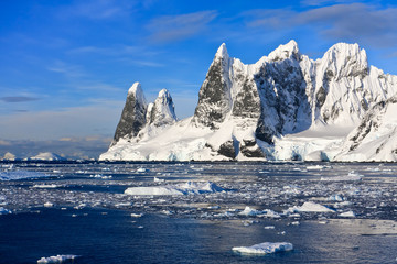 Fototapeta na wymiar Snow-capped mountains in Antarctica