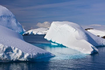 Rolgordijnen Huge iceberg in Antarctica © Goinyk