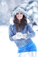 Beauty woman  in the winter scenery